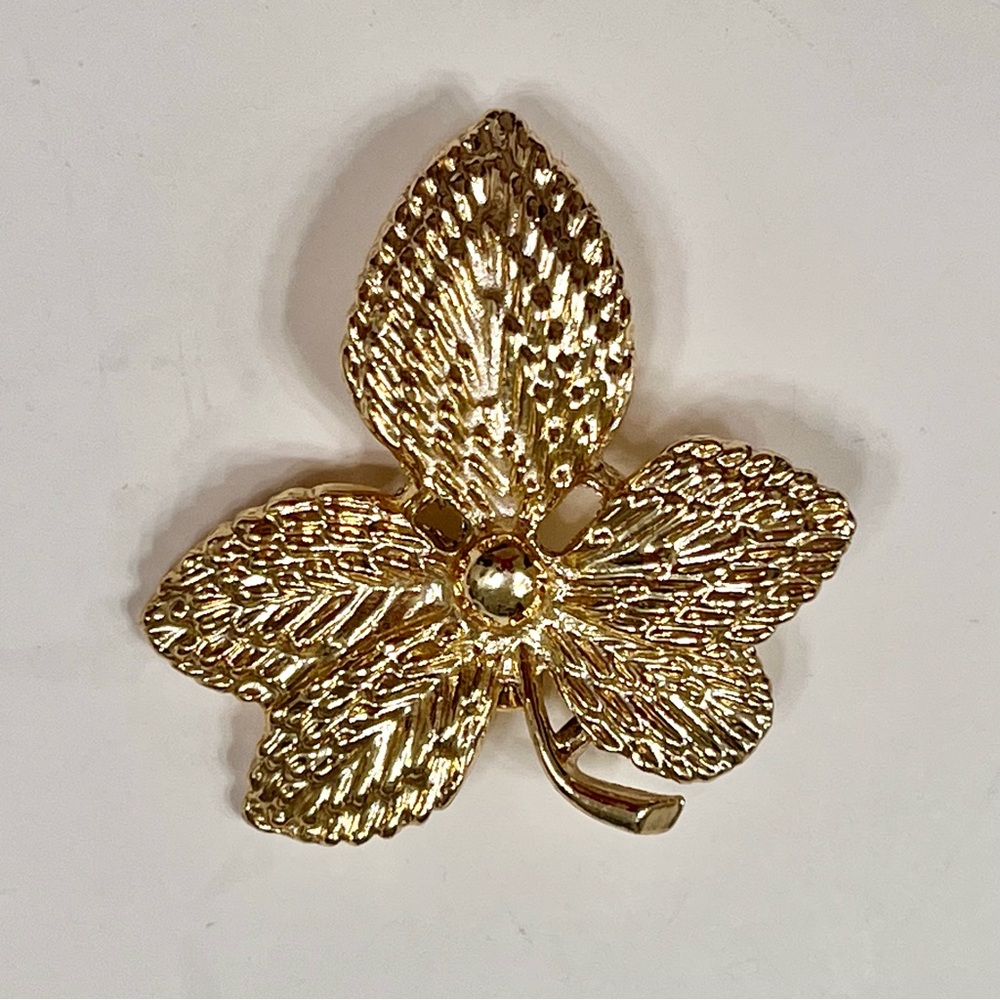 Vintage GERRYS Gold Tone Leaf Pin Brooch Signed